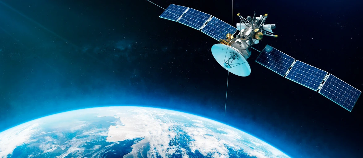 Спутник на орбите над Землей - Фото: Boris Rabtsevich / Shutterstock.com 